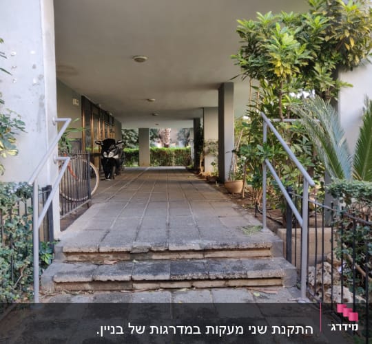 התקנת שני מעקות במדרגות של בניין. 

